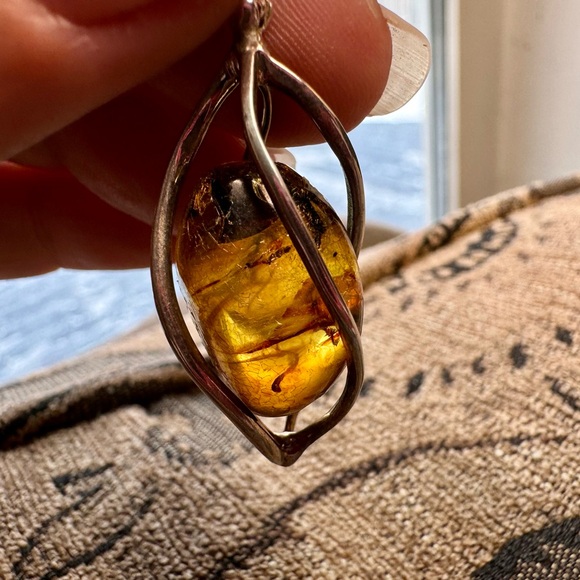 Amber and sterling silver cage pendant. - Picture 1 of 13